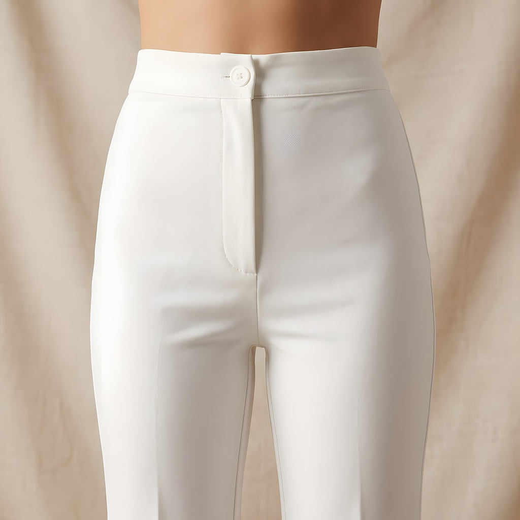 Pantalon patte d'eph blanc, détail matière taille haute