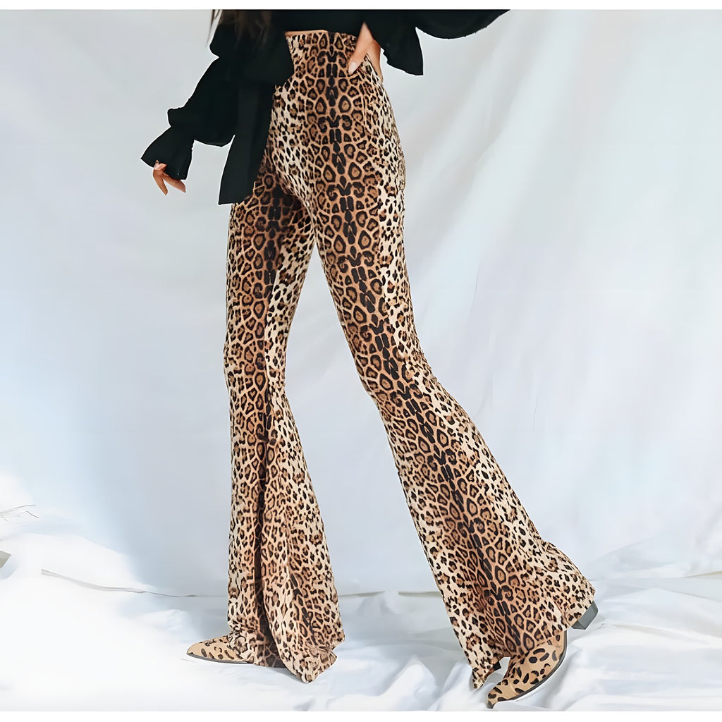 Pantalon patte d'eph imprimé léopard porté, taille haute et bas évasé, vue de face en studio