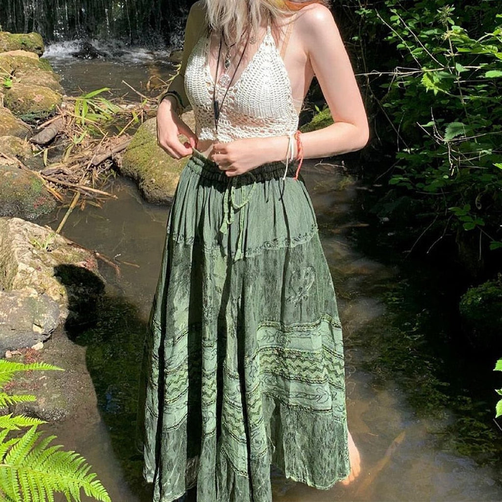 Jupe culotte hippie longue bohème en dentelle vert forêt, portée près d une cascade