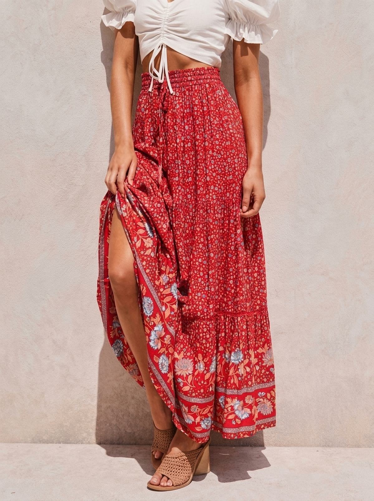 Jupe hippie chic rouge en mouvement, fente et frise florale bohème Image