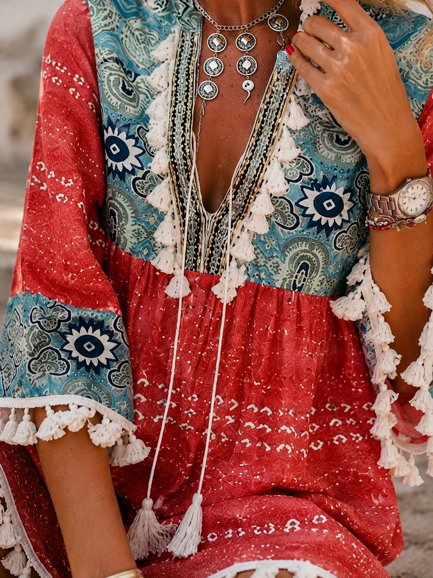 Tenue hippie chic femme, robe bohème courte à pompons et imprimé patchwork Image