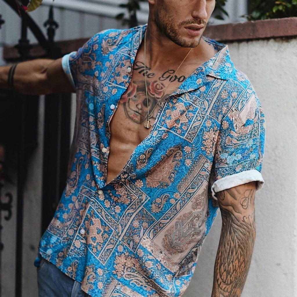 Chemise hippie homme bleu paisley portée, manches courtes retroussées Image