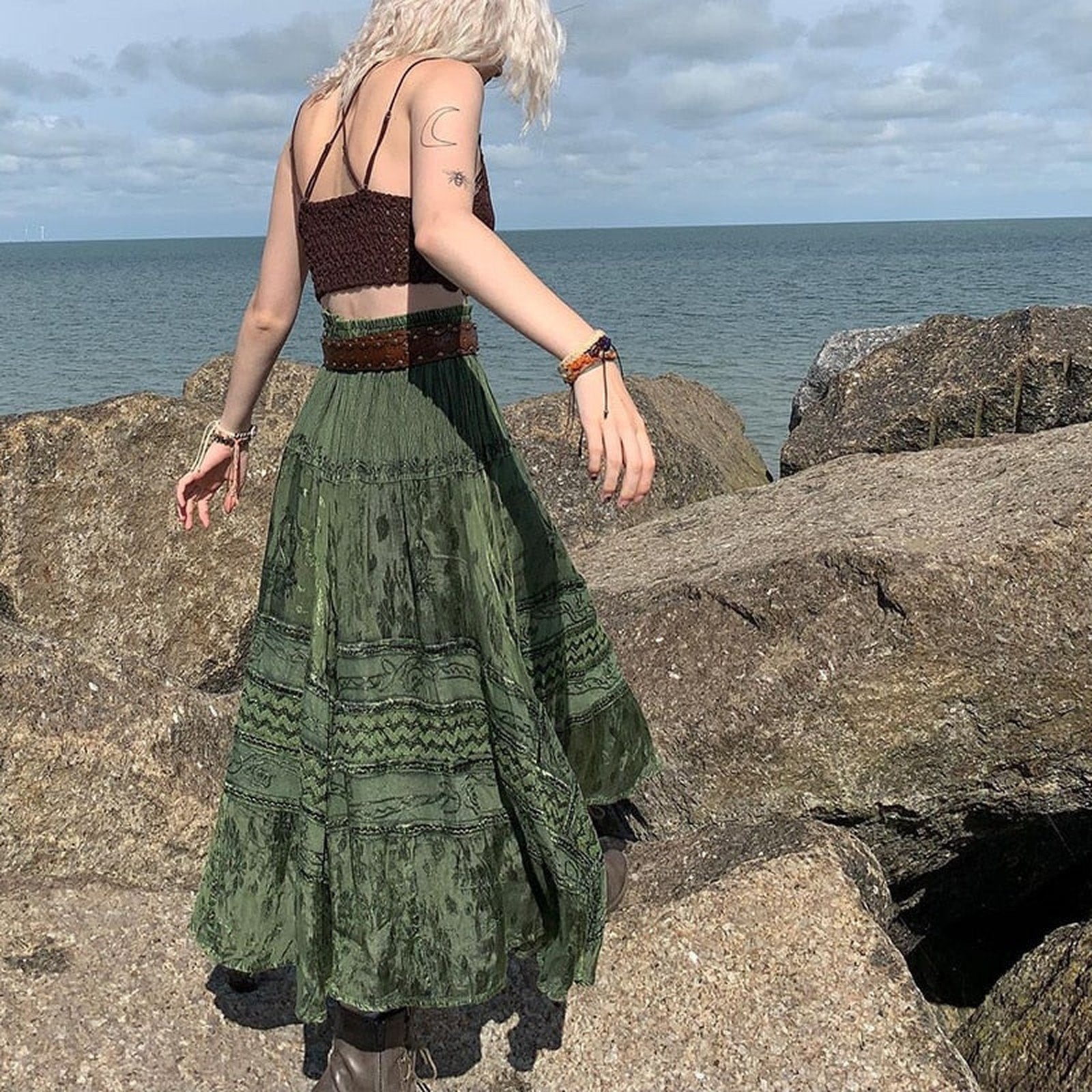 Jupe culotte hippie longue vue de dos, mouvement ample au bord de mer Bild