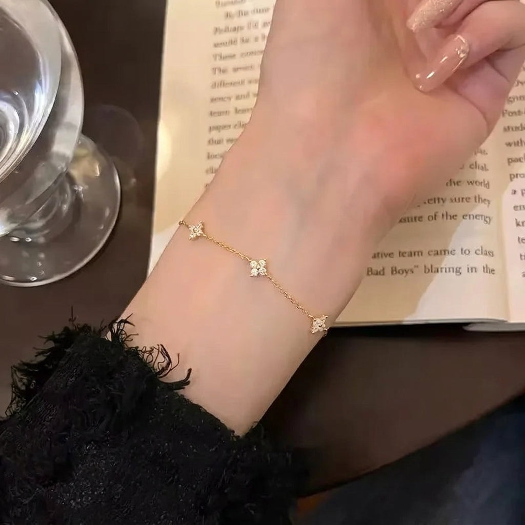 Bracelet trèfle 4 feuilles zircon doré porté au poignet