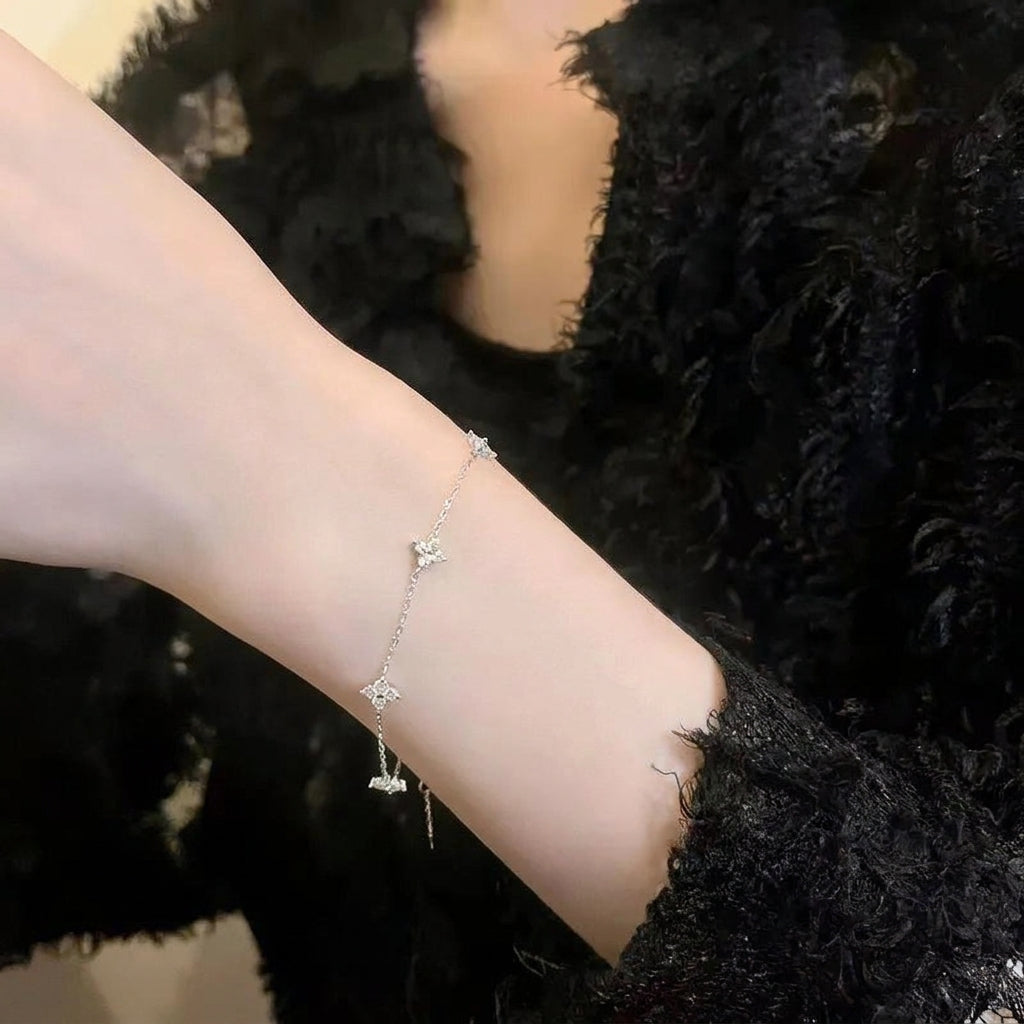 Bracelet trèfle 4 feuilles zircon argenté porté au poignet