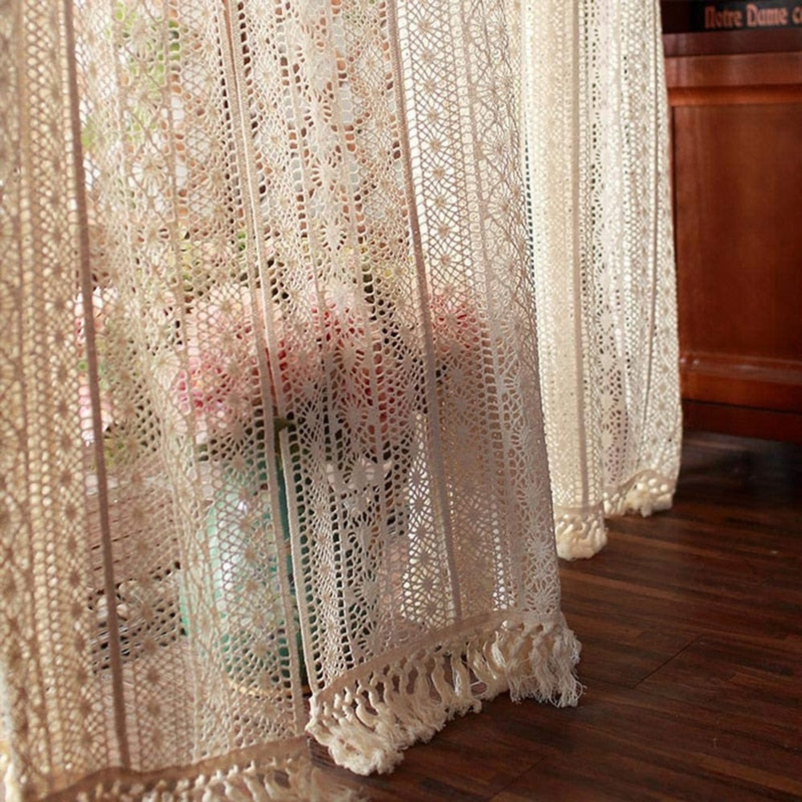 Détail dentelle au crochet du rideau hippie bohème Bild