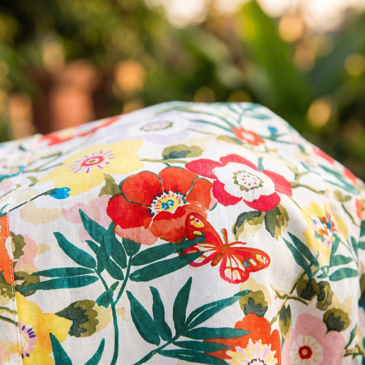 Gros plan matière coton et imprimé floral de la chemise hippie homme