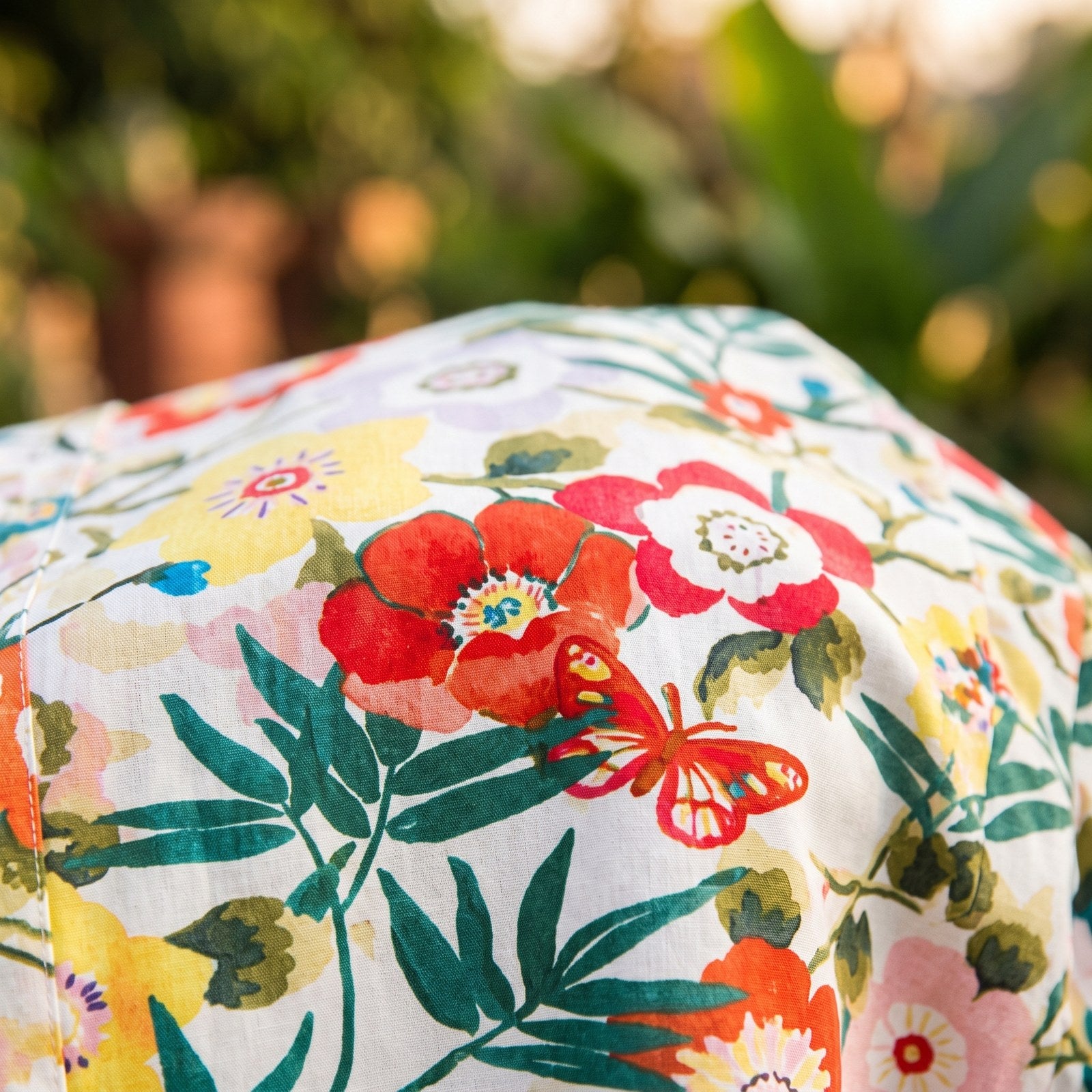 Gros plan matière coton et imprimé floral de la chemise hippie homme Image