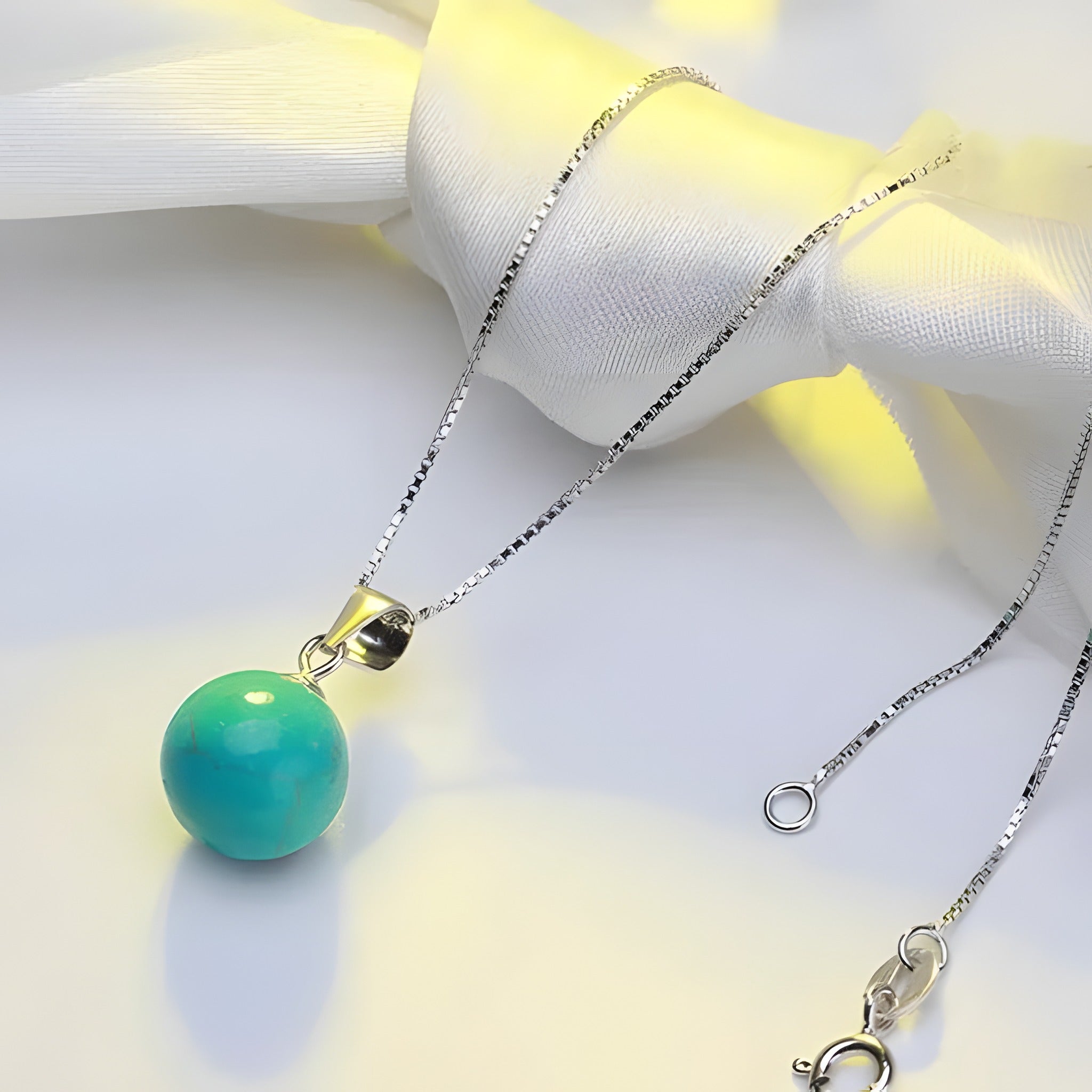 Pendentif turquoise et fermoir, détail sur satin Image