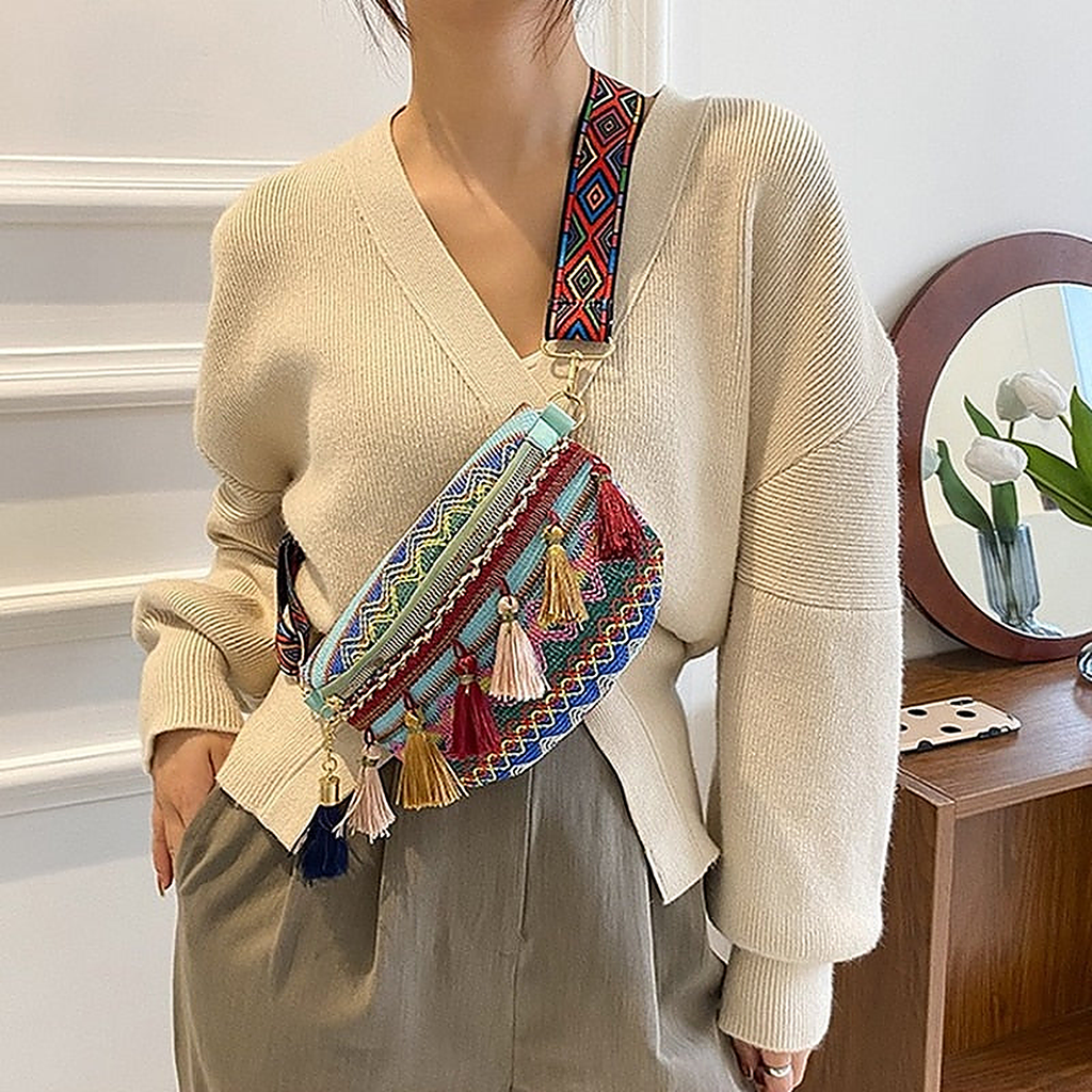 Sac banane hippie bohème vert porté en bandoulière, tissu ethnique et pompons