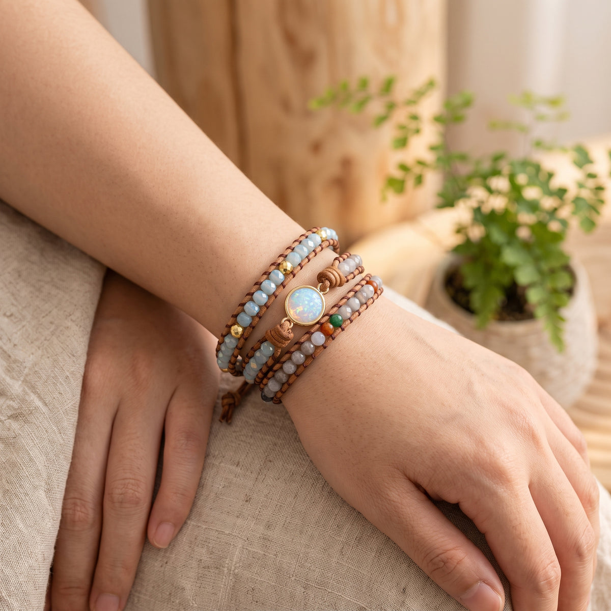 Bracelet wrap opale et agate porté au poignet, style bohème