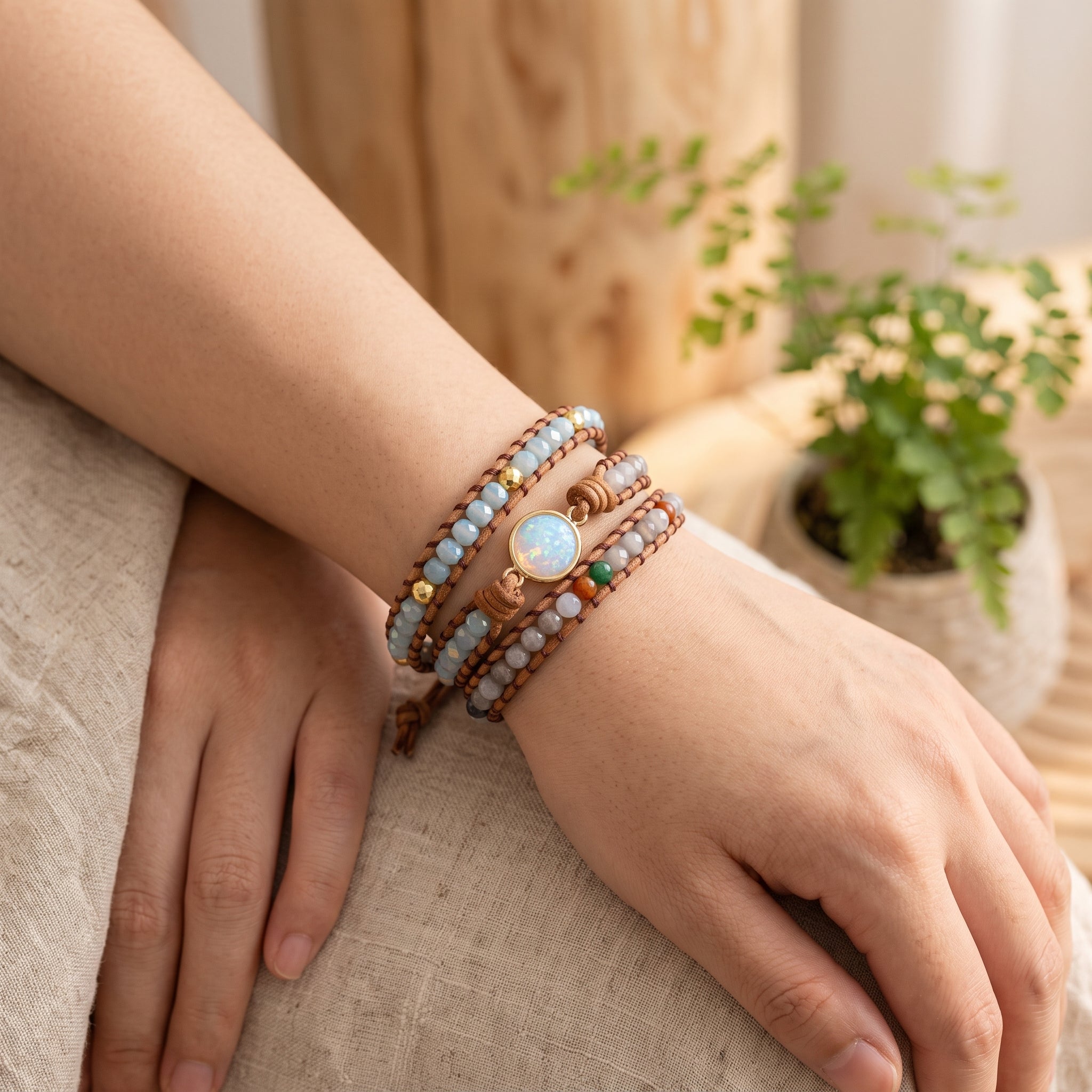 Bracelet wrap opale et agate porté au poignet, style bohème Image